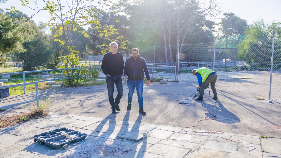 Πειραιάς: Αυτοψία του Γιάννη Μώραλη στις εργασίες αναβάθμισης του γηπέδου ποδοσφαίρου 11x11 του ΣΕΦ