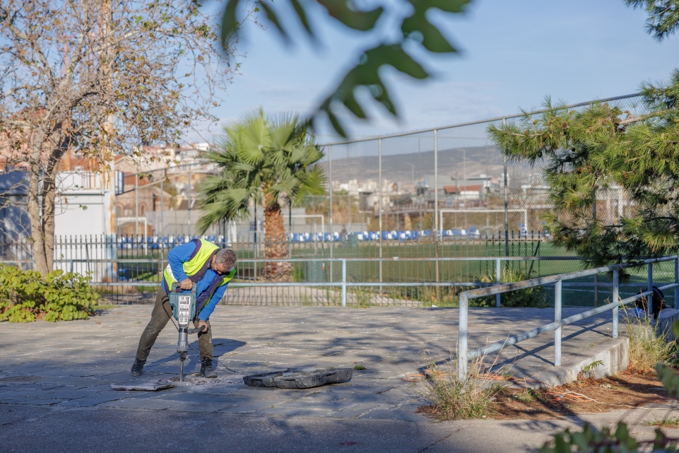 Πειραιάς: Αυτοψία του Γιάννη Μώραλη στις εργασίες αναβάθμισης του γηπέδου ποδοσφαίρου 11x11 του ΣΕΦ