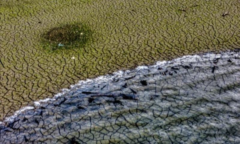 Η λίμνη του Μόρνου εξακολουθεί να «στεγνώνει», παραμένει σε ιστορικά χαμηλά επίπεδα παρά τις πρόσφατες βροχοπτώσεις