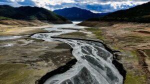 Η λίμνη του Μόρνου εξακολουθεί να «στεγνώνει», παραμένει σε ιστορικά χαμηλά επίπεδα παρά τις πρόσφατες βροχοπτώσεις