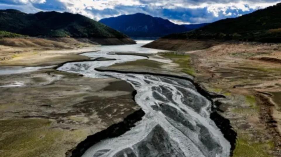 Η λίμνη του Μόρνου εξακολουθεί να «στεγνώνει», παραμένει σε ιστορικά χαμηλά επίπεδα παρά τις πρόσφατες βροχοπτώσεις