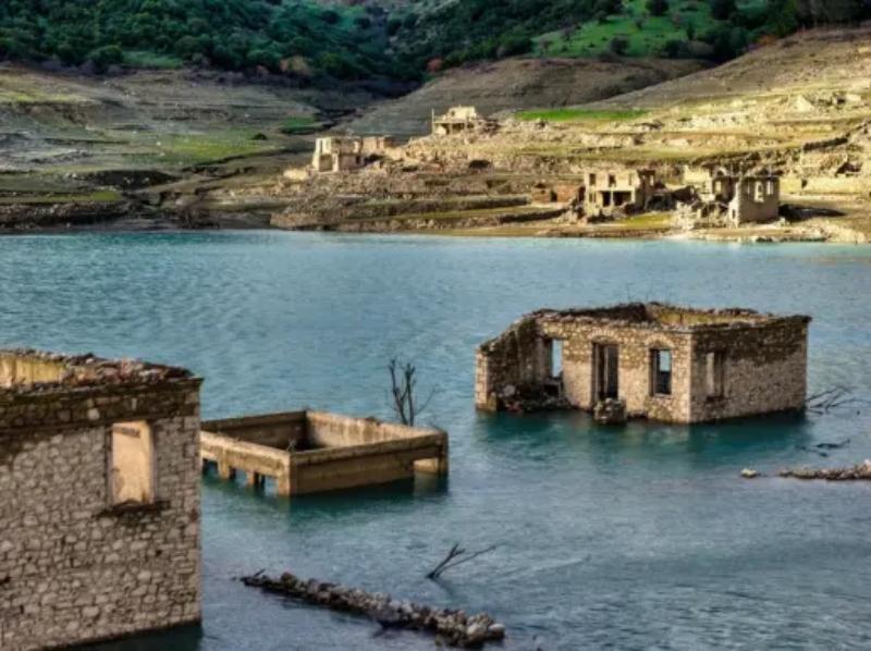 Η λίμνη του Μόρνου εξακολουθεί να «στεγνώνει», παραμένει σε ιστορικά χαμηλά επίπεδα παρά τις πρόσφατες βροχοπτώσεις