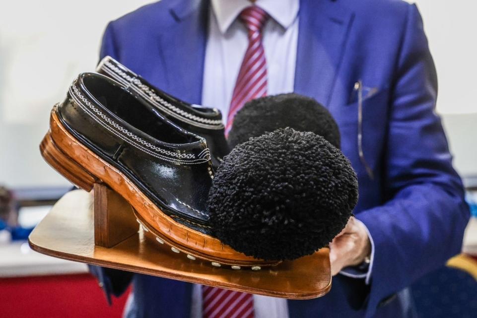 Τσαρούχια από την Ήπειρο δώρο στον Πρόεδρο της Δημοκρατίας